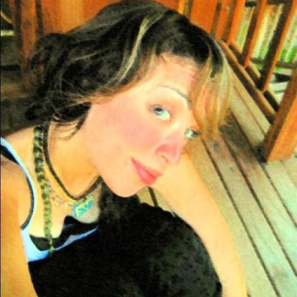 Meet Your Posher Aida Coronado - Picture 3 of 5